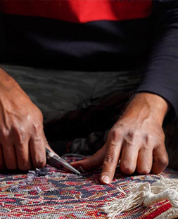 رفو گری قالی در قالیشویی شهر نور